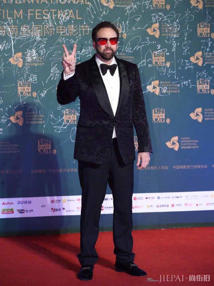 尼古拉斯凯奇大变样,一脸胡子穿西装,成全场焦点